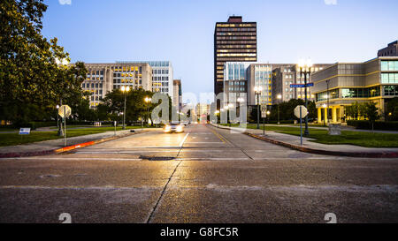 Straße in der Innenstadt von Baton Rouge, Louisiana als Nacht fällt - skyline Stockfoto