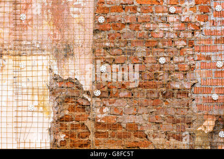 Fragment der alten zerstörten Mauer mit gezackten Putz Stockfoto