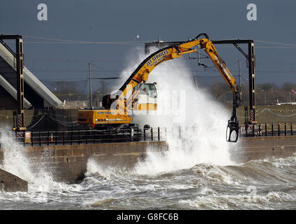 Geplante Arbeiten zur Stärkung der Verteidigung des Meeres in Saltcoats, Schottland, während Sturm Abigail Großbritannien trifft. Stockfoto