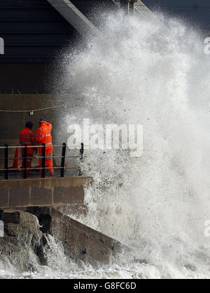 Geplante Arbeiten zur Stärkung der Verteidigung des Meeres in Saltcoats, Schottland, während Sturm Abigail Großbritannien trifft. Stockfoto