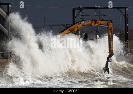 Geplante Arbeiten zur Stärkung der Verteidigung des Meeres in Saltcoats, Schottland, während Sturm Abigail Großbritannien trifft. Stockfoto