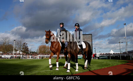 Cheltenham Races - The Open - Tag 1. AP McCoy Dressurperformance mit Charlotte Dujardin am ersten Tag der Open auf der Cheltenham Rennbahn, Cheltenham. Stockfoto