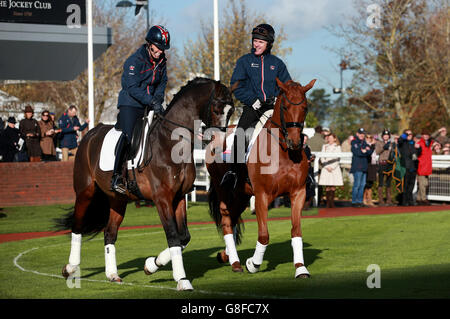 Cheltenham Races - The Open - Tag 1. AP McCoy Dressurperformance mit Charlotte Dujardin am ersten Tag der Open auf der Cheltenham Rennbahn, Cheltenham. Stockfoto