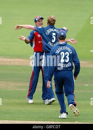 Andy Strauss aus England feiert den Fang von Andrew Symonds aus Australien mit dem bowler Paul Collingwood Stockfoto