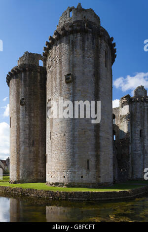 Die zerstörten mittelalterlichen Türme von Nunney Castle in der Nähe von Frome in Somerset, England Stockfoto