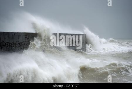 Wellen stürzen in den Wellenbrecher in Newhaven, East Sussex. Stockfoto