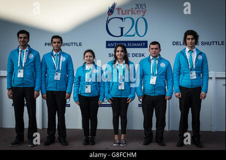 Mitarbeiter des G20-Gipfels warten darauf, Mitglieder der Medien zu begrüßen, als sie heute zum Auftakt des Treffens der Staats- und Regierungschefs der Welt am Flughafen Antalya in der Türkei ankommen. Stockfoto