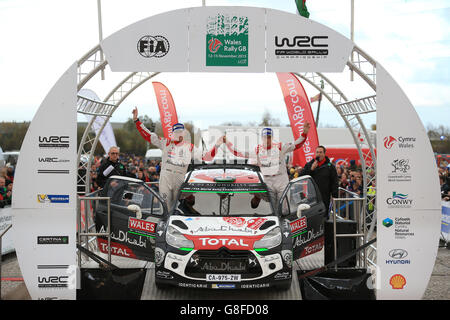 Zweiter bei der Welsh Rally 2015 (GBR) Kris Meeke (rechts) und Co-Pilot (IRE) Paul Nagle nach dem vierten Tag der Wales Rally GB. Stockfoto