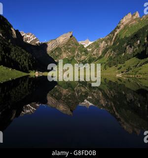 Ruhigen Sommermorgen am See Seealpsee. Alpstein Reihe Spiegelung auf dem Wasser. Stockfoto