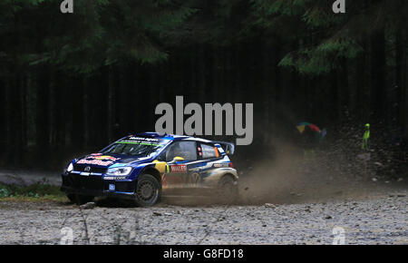 Dritter Platz bei der Welsh Rally 2015. (NOR) Andreas Mikkelsen und Co-Pilot (NOR) Ola Floene, Volkswagen Motorsport auf Alwen, Special Stage 17 während des vierten Tages der Wales Rally GB. Stockfoto