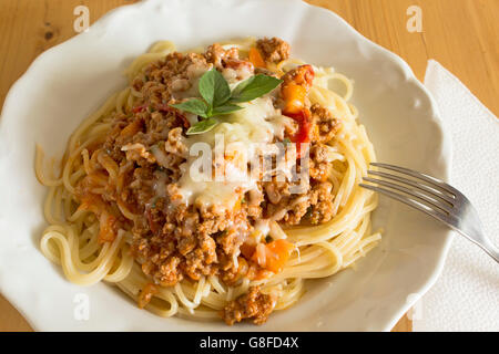 Spaghetti Bolognese auf den Teller. Stockfoto