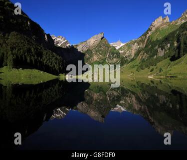Sommermorgen im Kanton Appenzell. Seealpsee See und Berge des Bereichs Alpstein. Stockfoto