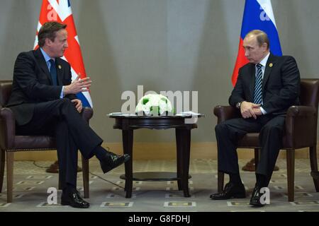 Premierminister David Cameron trifft sich mit dem russischen Präsidenten Wladimir Putin beim G20-Gipfel der Staats- und Regierungschefs der Türkei in Antalya, Türkei. Stockfoto