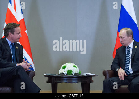 Premierminister David Cameron trifft sich mit dem russischen Präsidenten Wladimir Putin beim G20-Gipfel der Staats- und Regierungschefs der Türkei in Antalya, Türkei. Stockfoto