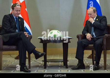 Premierminister David Cameron trifft sich mit dem russischen Präsidenten Wladimir Putin beim G20-Gipfel der Staats- und Regierungschefs der Türkei in Antalya, Türkei. Stockfoto