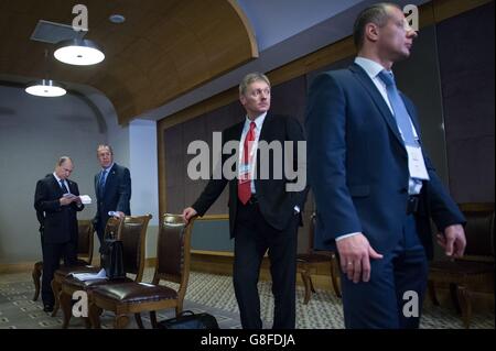 Der russische Präsident Wladimir Putin (links) wartet auf die Ankunft von Premierminister David Cameron im Vorfeld eines bilateralen Treffens beim G20-Gipfel der Staats- und Regierungschefs der Türkei in Antalya, Türkei. Stockfoto