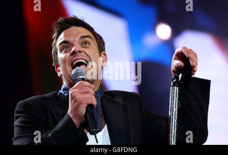 Live-8-Konzert - Hyde Park. Robbie Williams tritt auf der Bühne auf. Stockfoto
