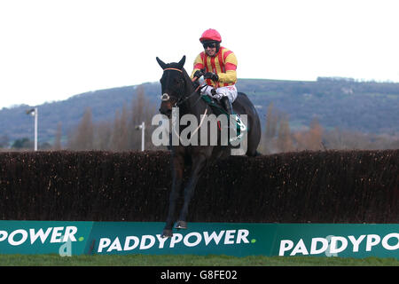 Cheltenham Races - The Open - Tag 1. Owen Na View, gefahren von Paddy Brennan, springt während der Handicap Chase von Paddy Power den Zaun Stockfoto