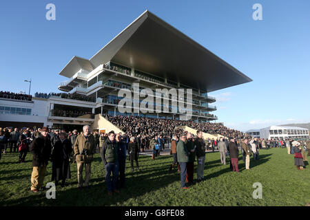 Gesamtansicht des neuen Princess Royal Standes als Rennfahrer beobachten die Aktion während des ersten Tages der Open auf der Cheltenham Rennbahn, Cheltenham. Stockfoto