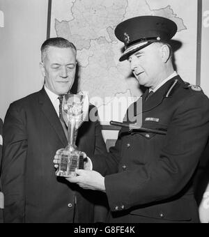 Detective-Chief Inspector William Little (links) und District Commander John Lawlor bei der Fußball-WM in der Canon Row Police Station in London, wo sie offiziell identifiziert wurde. Der gestohlene Becher wurde von David Corbett und seinem Hund Pickles unter einem Busch auf Beulah Hill gefunden. Stockfoto