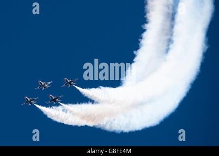 Kampfpiloten der US Air Force Thunderbirds f-16 Fighting Falcon führen die Linie Diamond Loop Manöver während der Krieger über die Wasatch Airshow bei Hill Air Force Base 25. Juni 2016 in Ogden, Utah. Stockfoto