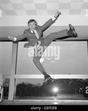 Tommy Steele springt vor Freude auf einer Pressekonferenz im Londoner Hilton Hotel, nachdem er aus den USA zurückgekehrt ist. Er hat sich für eine Hauptrolle in Walt Disneys musikalischer Komödie der glücklichste Millionär angemeldet. Tommy erhielt die Rolle, nachdem Walt Disney eine halbe Sixpence in New York gesehen hatte. Stockfoto