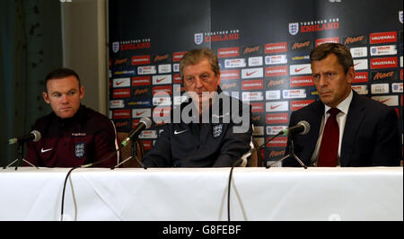 FA-Chef Martin Glenn (rechts) mit England-Trainer Roy Hodgson und Kapitän Wayne Rooney (links) während einer Pressekonferenz im Grove Hotel, Hertfordshire. Stockfoto