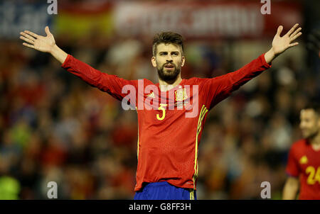 Spanien - England - Internationale Freundschaft - Rico Perez Stadium. Gerard Pique, Spanien Stockfoto