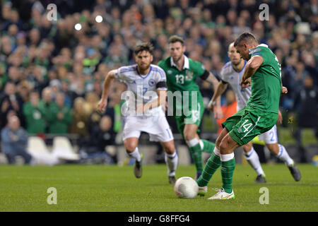 Jonathan Walters aus der Republik Irland erzielt beim UEFA Euro 2016 Qualifying Playoff im Aviva Stadium, Dublin, das erste Tor des Spiels an der Strafstelle. DRÜCKEN SIE VERBANDSFOTO. Bilddatum: Montag, 16. November 2015. Siehe PA Story SOCCER Republic. Bildnachweis sollte lauten: Martin Rickett/PA Wire. Stockfoto