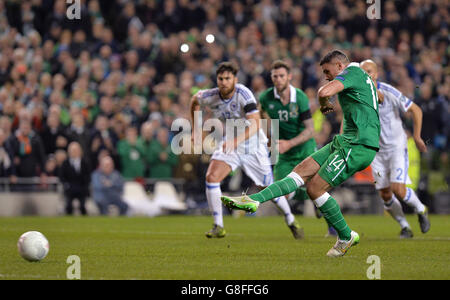 Jonathan Walters, Irlands Republik, erzielt beim UEFA Euro 2016 Qualifying Playoff im Aviva Stadium, Dublin, das erste Tor des Spiels von der Strafstelle aus. Stockfoto