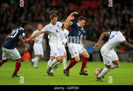 England gegen Frankreich - Internationale Freundschaftliches - Wembley Stadium. Der englische Eric Dier (links) im Einsatz mit dem französischen Laurent Koscielny. Stockfoto