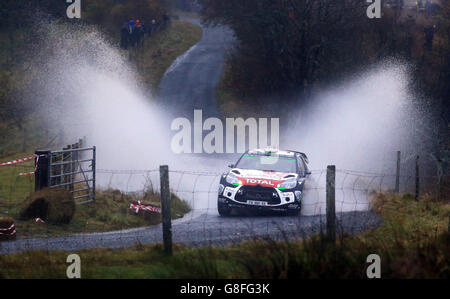 Die Fahrer-Mads Ostberg und Jonas Andersson von der Drivertreiber von der WRT in einem Fahrzeug des Typs CDR DS3 am vierten Tag der Rallye Großbritannien in Wales. Stockfoto