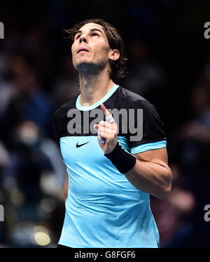 Der Spanier Rafael Nadal feiert seinen Sieg am vierten Tag des ATP World Tour Finals in der O2 Arena in London. DRÜCKEN SIE ASSOCIATION Photo. Bilddatum: Mittwoch, 18. November 2015. Siehe PA Geschichte TENNIS London. Bildnachweis sollte lauten: Adam Davy/PA Wire. EINSCHRÄNKUNGEN: , Keine kommerzielle Nutzung ohne vorherige Genehmigung, bitte kontaktieren Sie PA Images für weitere Informationen: Tel: +44 (0) 115 8447447. Stockfoto