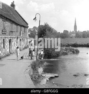 Old Mill - East Harnham, Wiltshire. The Old Mill in East Harnham, Wiltshire. Die Kathedrale von Salisbury dominiert die Entfernung. Stockfoto