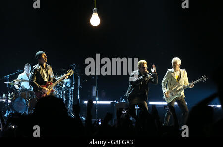 (Von links nach rechts) Larry Mullen Jr, The Edge, Bono und Adam Clayton von U2 treten bei den ersten ausverkauften Heimauftritten der Band in der SSE Arena in Belfast auf. Stockfoto