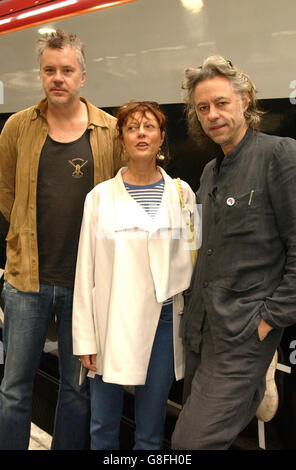 Bob Geldof begrüßt die Hollywood-Filmstars Tim Robbins und Susan Sarandon, bevor er am Londoner Bahnhof Euston in einen Sonderzug einfährt, um seinen „Make Poverty History“-Kreuzzug zum G8-Gipfel nach Edinburgh zu nehmen. Stockfoto