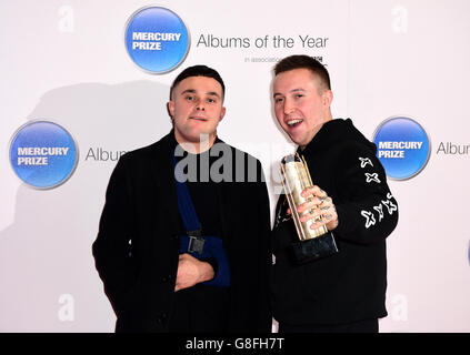 Die Nominierten Laurie Vincent und Isaac Holman (links) von den Sklaven, die den Mercury Music Prize 2015 im BBC Broadcasting House, London, besuchten. DRÜCKEN Sie VERBANDSFOTO. Bilddatum: Freitag, 20. November 2015. Siehe PA Story SHOWBIZ Mercury. Bildnachweis sollte lauten: Ian West/PA Wire Stockfoto