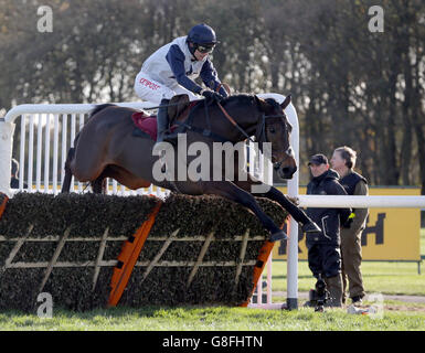 Baby King unter Paddy Brennan gewinnt am Betfair Chase Day auf der Haydock Racecourse die Read Paul Nicholls exklusiv bei Betfair Handicap Hurdle. DRÜCKEN SIE VERBANDSFOTO. Bilddatum: Samstag, 21. November 2015. Siehe PA Story RACING Haydock. Bildnachweis sollte lauten: Clint Hughes/PA Wire Stockfoto