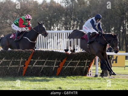 Baby King unter Paddy Brennan gewinnt am Betfair Chase Day auf der Haydock Racecourse die Read Paul Nicholls exklusiv bei Betfair Handicap Hurdle. DRÜCKEN SIE VERBANDSFOTO. Bilddatum: Samstag, 21. November 2015. Siehe PA Story RACING Haydock. Bildnachweis sollte lauten: Clint Hughes/PA Wire Stockfoto