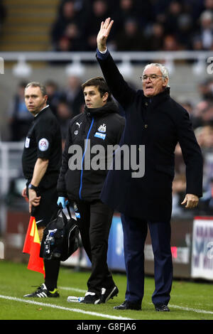 Leicester City-Manager Claudio Ranieri (rechts) zeigt während des Spiels der Barclays Premier League im St James' Park, Newcastle, die Touchline. Stockfoto