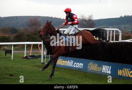 King's Song von Brian Hughes springt als Letzter auf dem Weg zum Sieg in den Free Trial-Neulingen von Last Day Racing UK Handicap Chase auf der Rennbahn Ludlow. Stockfoto