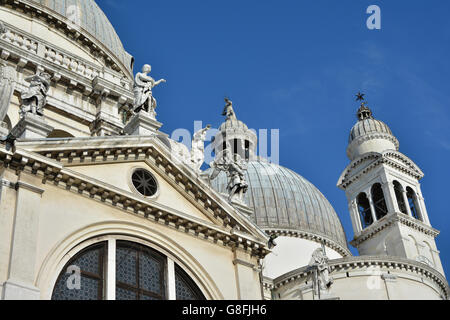 Schönen Kuppeln, Belfried und Statue aus der barocken Marienkirche Gesundheit Basilika in Venedig, entworfen vom Architekten Longhena in 1 Stockfoto