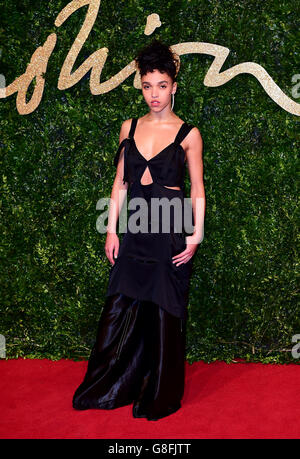 FKA Twigs Teilnahme an den British Fashion Awards im London Coliseum, St Martin's Lane, in London. DRÜCKEN Sie VERBANDSFOTO. Bilddatum: Montag, 23. November 2015. Bildnachweis sollte lauten: Ian West/PA Wire. Stockfoto