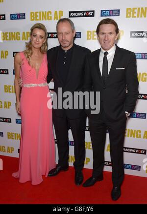 Anthony Peter (AP) McCoy, Frau Chanelle McCoy und Regisseur Anthony Wonke (Mitte) bei der Being AP Gala-Vorführung im Millbank Tower, London. Stockfoto