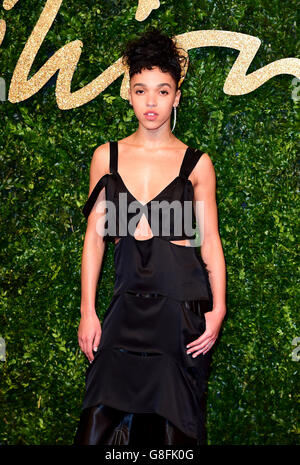 FKA Twigs Teilnahme an den British Fashion Awards im London Coliseum, St Martin's Lane, in London. DRÜCKEN Sie VERBANDSFOTO. Bilddatum: Montag, 23. November 2015. Bildnachweis sollte lauten: Ian West/PA Wire. Stockfoto