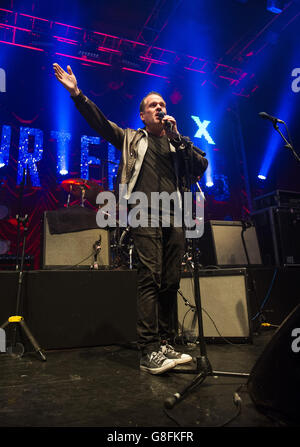 Chris Moyles stellt die Courteeners auf der Bühne der 02 Academy am 23. November 2015 in Leeds, Großbritannien vor Stockfoto