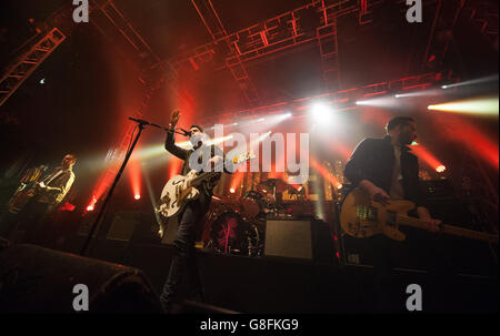 Liam Fray, Mark Cuppello und Daniel Conan Moores von The Courteeners treten am 23. November 2015 in Leeds, Großbritannien, live auf der Bühne der 02 Academy auf Stockfoto