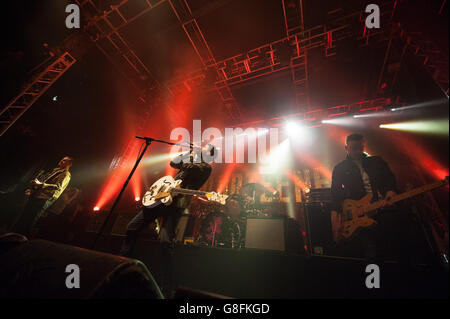 Liam Fray, Mark Cuppello und Daniel Conan Moores von The Courteeners treten am 23. November 2015 in Leeds, Großbritannien, live auf der Bühne der 02 Academy auf Stockfoto