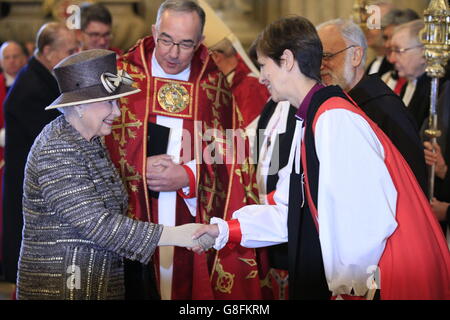 Königin Elizabeth II. Trifft den Bischof von Stockport, die rechte Reverend Libby Lane und den Dekan von Westminster, Reverend John Hall (Mitte), als sie in Westminister Abbey, im Zentrum von London, zum Gottesdienst zur Einweihung der Zehnten Generalsynode ankommt. Stockfoto