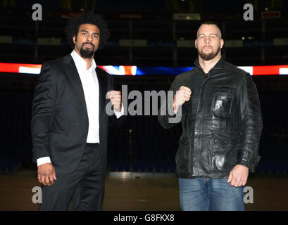 David Haye (links) und Mark de Mori nach einer Pressekonferenz im O2, London. Stockfoto